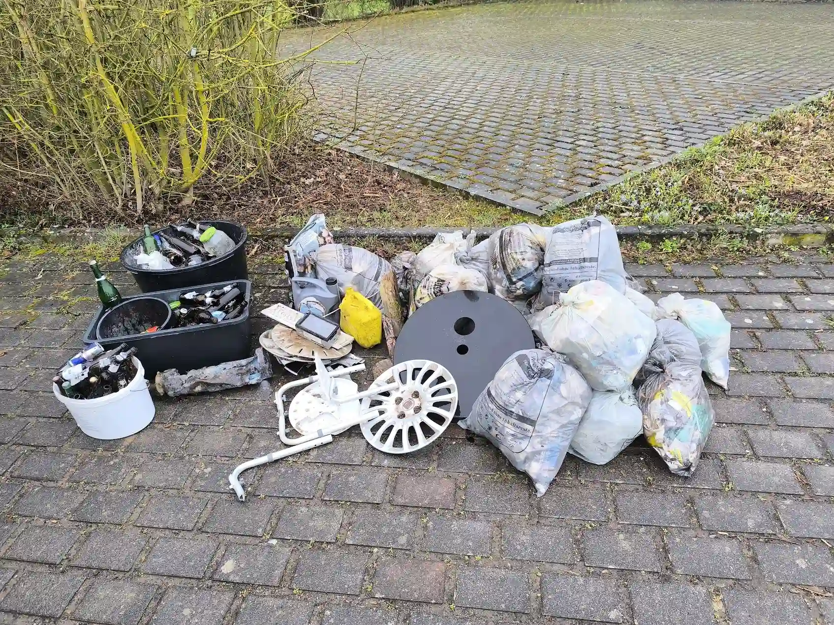 Kinder räumen den Dreck der Erwachsenen weg